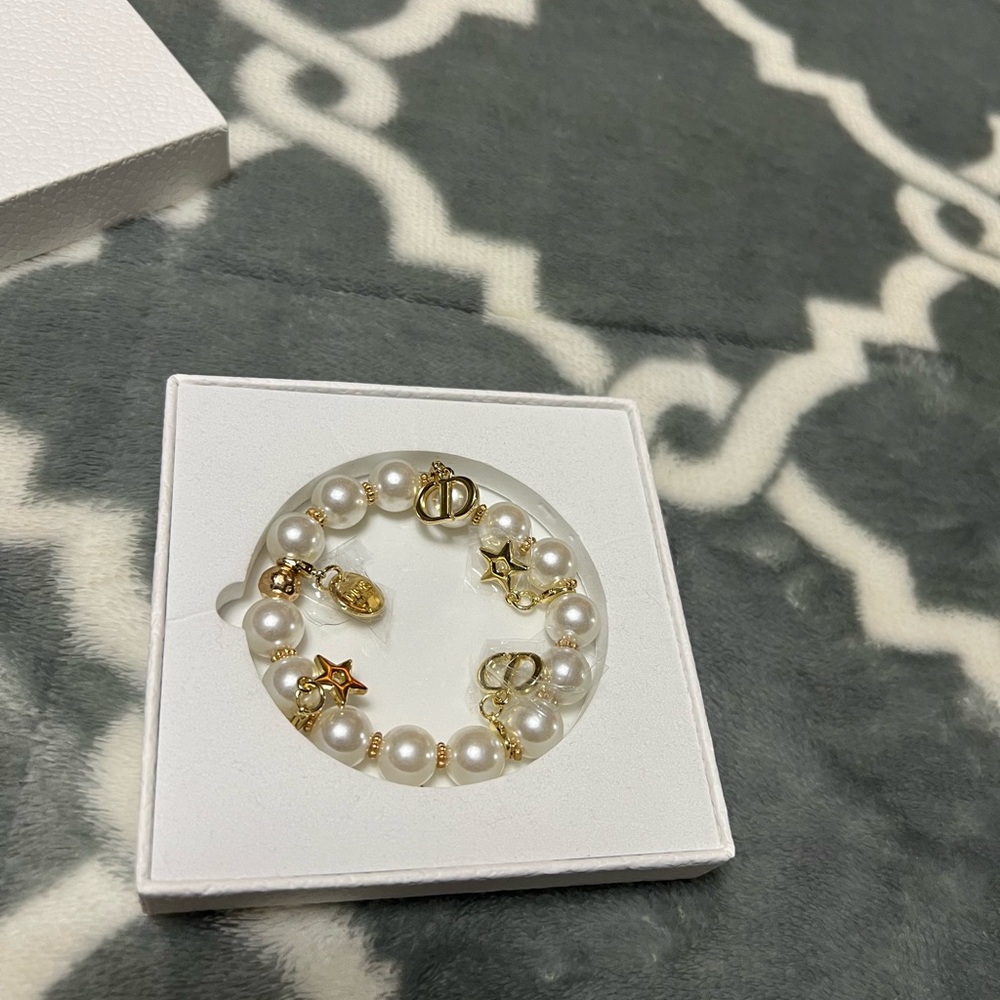 Chic Gold and White Pearl Charm Bracelet